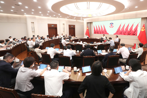 市政协召开十四届五十次主席会议 审议部分重点课题调研报告 胡文容主持