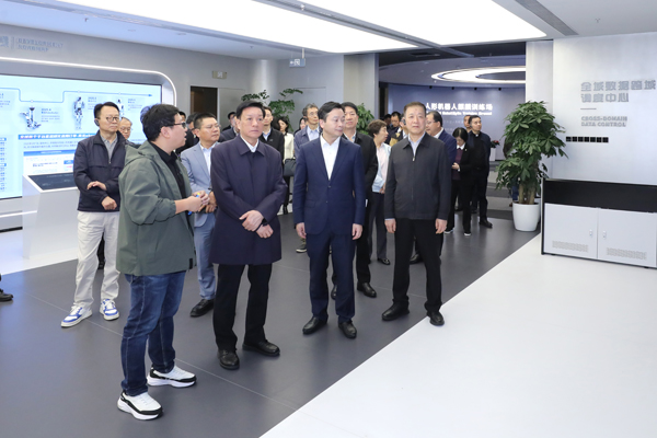 部分在沪全国政协委员开展专题市内考察 胡文容郑和黄国显魏钢等参加